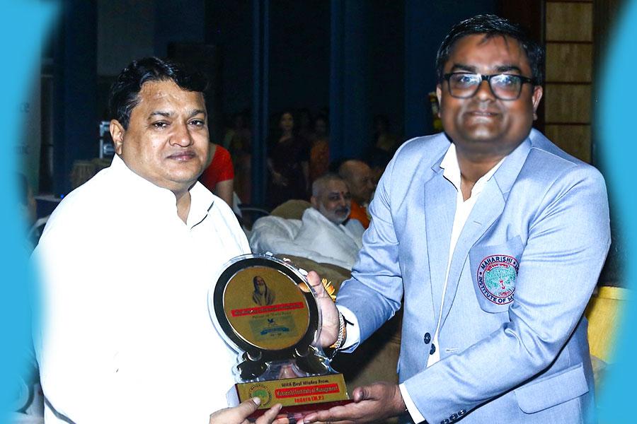 International Day of Peace and the commencement of the academic session of Maharishi Institute of Management, Indore. Padmashree Dr. Janak Palta Magligan was the chief guest of the programme and international poet Professor Rajeev Sharma and Dr. Rajeev Dixit DCDC, Devi Ahilya University were the special guests. 